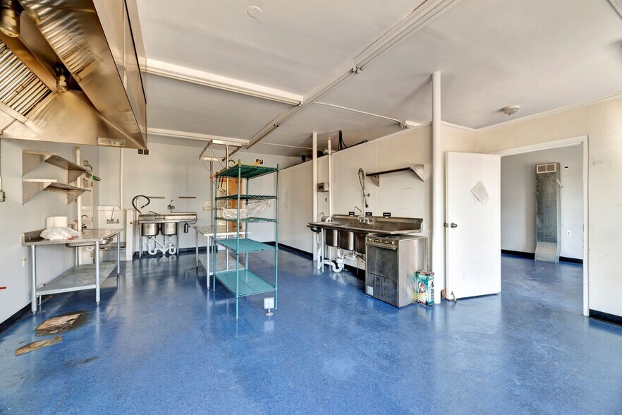 More Photos Of 2107 Harrison Ave, Wilmington Light Distribution For Sale