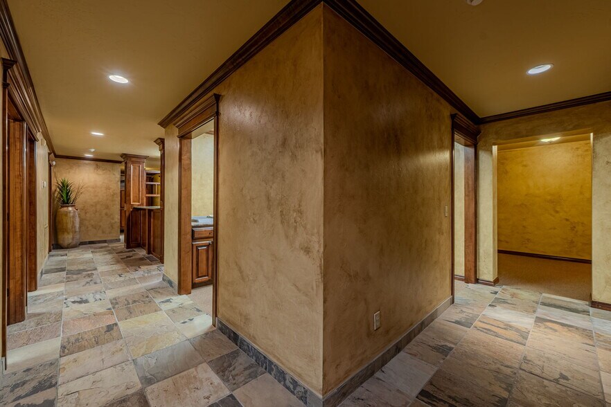 More Photos Of 1530 SW 89th St, Oklahoma City Office For Sale
