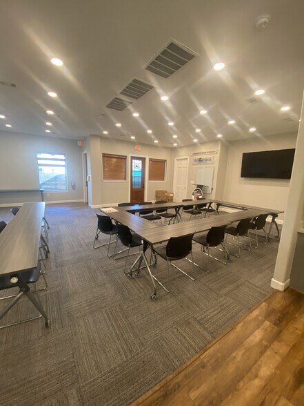 More Photos Of 814 East Ave, Katy Office For Sale