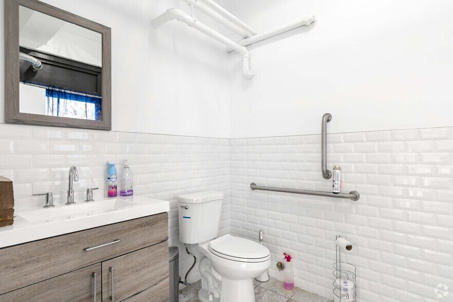 More Photos Of 47-09 30th St, Long Island City Light Manufacturing For Lease