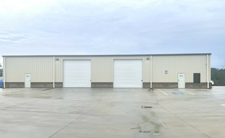 More Photos Of 91117 E Metro Pky, Covington Warehouse For Lease