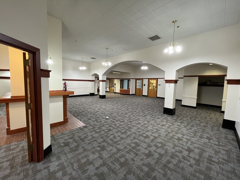 More Photos Of 7688 SW Capitol Hwy, Portland Specialty For Lease