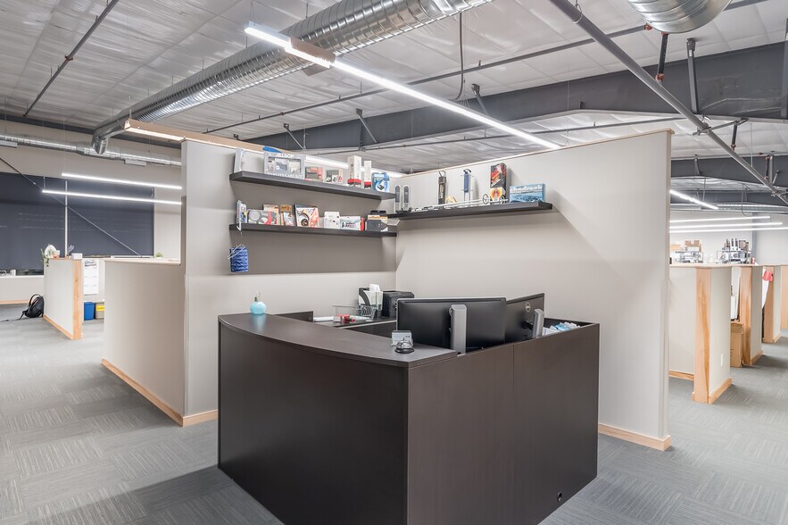 More Photos Of 913 Squalicum Way, Bellingham Distribution For Lease