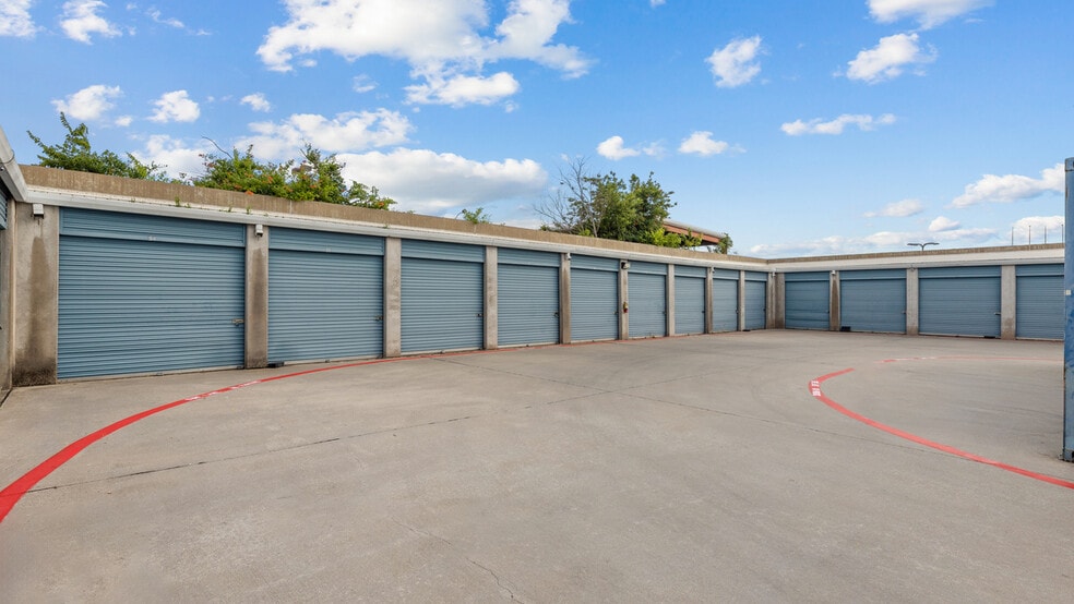 More Photos Of 3215 Hickory St, Dallas Self Storage For Sale