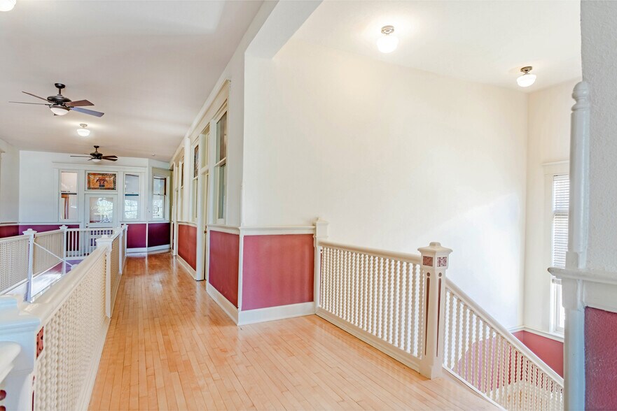 More Photos Of 131 E Exchange Ave, Fort Worth Office Residential For Lease