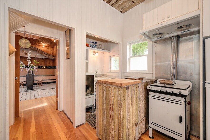 More Photos Of 1250 B St, Walnut Grove Showroom For Sale