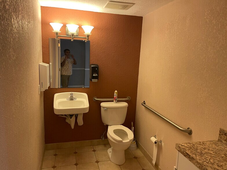 More Photos Of 11412 N Central Ave, Tampa Office For Lease