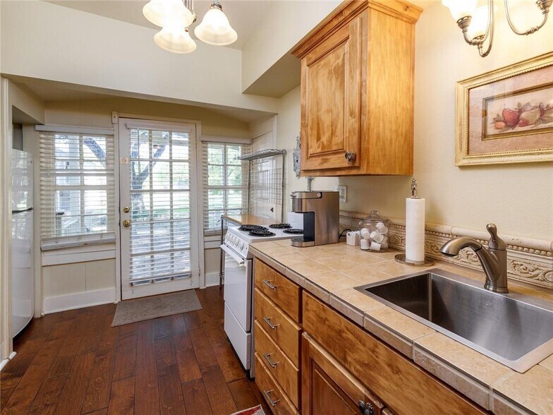 More Photos Of 915 E Cameron Ave, Rockdale Hotel For Sale