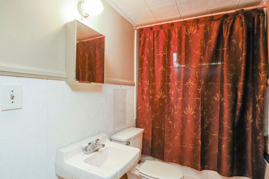 More Photos Of 103 Bass Dr, Columbia Flex For Sale