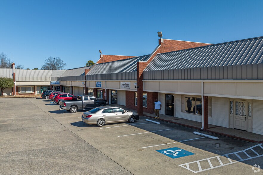 More Photos Of 10500 W Markham St, Little Rock Unknown For Lease