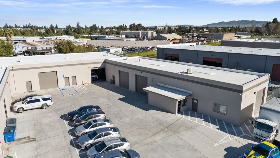 More Photos Of 299 E McGlincy Ln, Campbell Warehouse For Lease