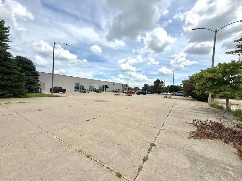 More Photos Of 419 Kays Dr, Normal Industrial For Sale