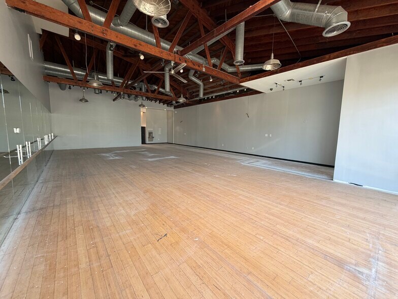 More Photos Of 137-141 S Barrington Pl, Los Angeles Unknown For Lease