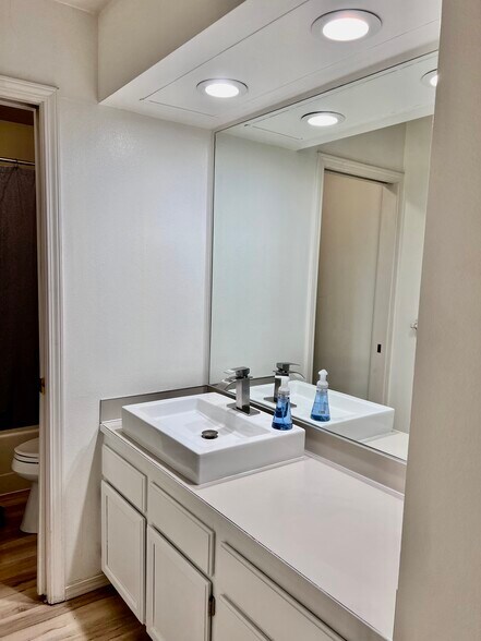 More Photos Of 808-810 6th St S, Kirkland Office Residential For Lease