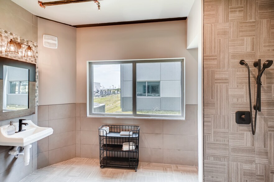 More Photos Of 7637 Fm 3009, Schertz Light Distribution For Sale