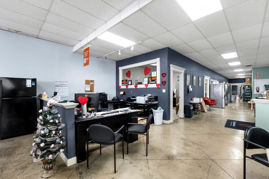 More Photos Of 3101 N 10th St, McAllen General Retail For Lease