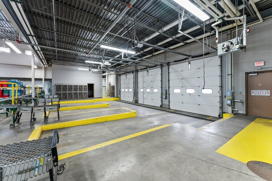 More Photos Of 11180 86th Ave N, Osseo Flex For Lease