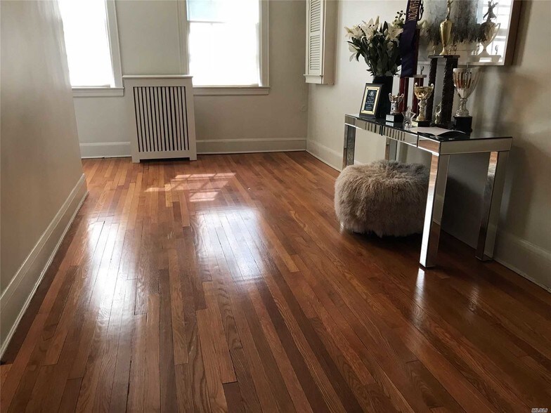 More Photos Of 41 Main St, Roslyn Freestanding For Lease