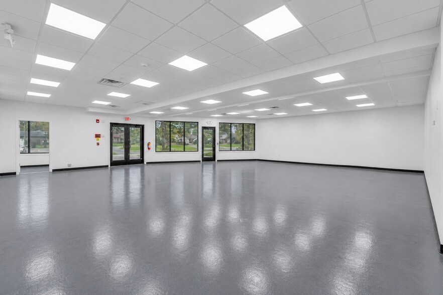 More Photos Of 736 Mantoloking Rd, Brick Storefront For Sale