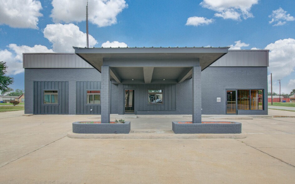 More Photos Of 401 E Main St, Eagle Lake Restaurant For Sale