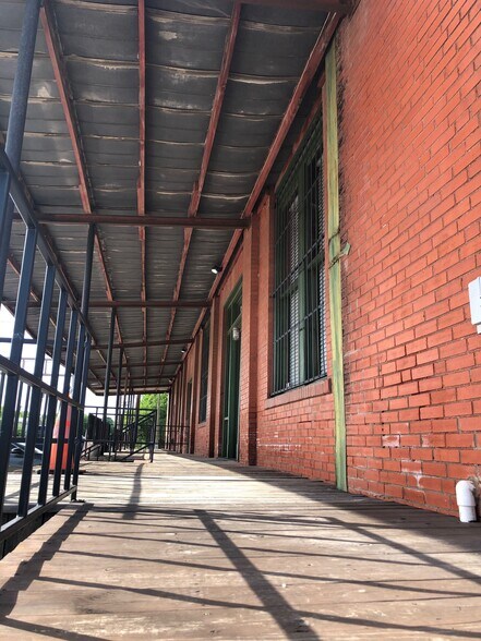 More Photos Of 310 S 9th St, Corsicana Manufacturing For Sale