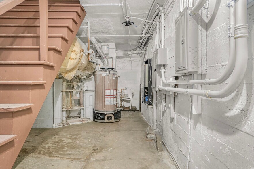 More Photos Of 7063 Lanewood Ave, Los Angeles Apartments For Sale