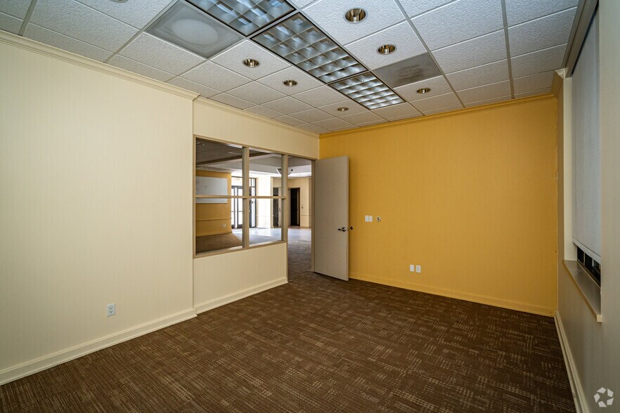 More Photos Of 2799 Fulton St, Houston Bank For Sale