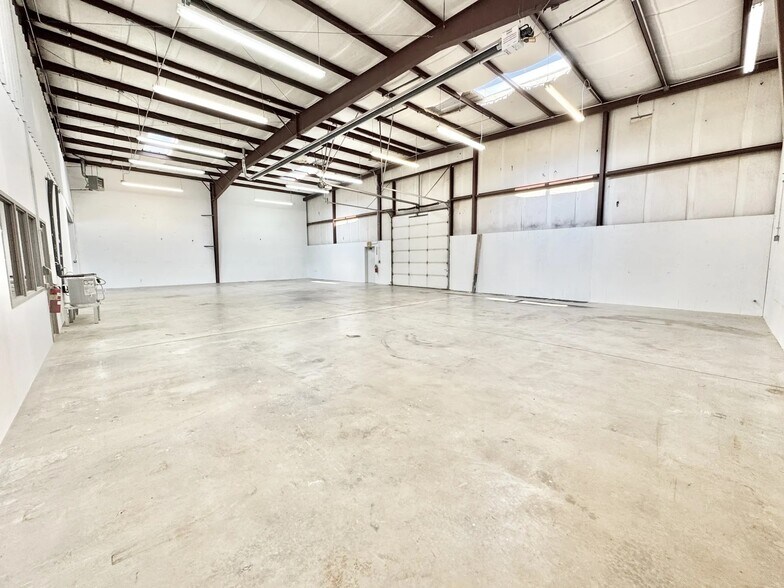 More Photos Of 7925 N Wilshire Ct, Oklahoma City Manufacturing For Lease