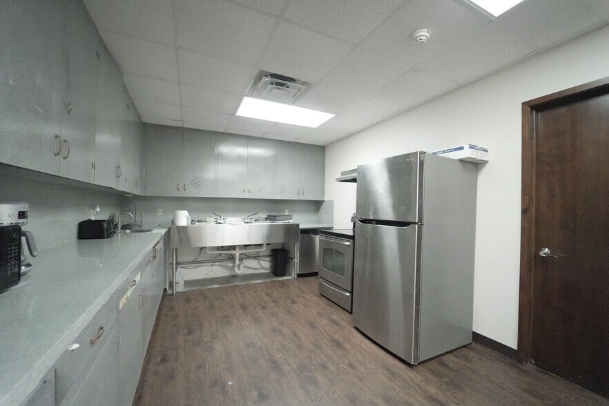 More Photos Of 402 E Guadalupe St, Victoria Freestanding For Sale
