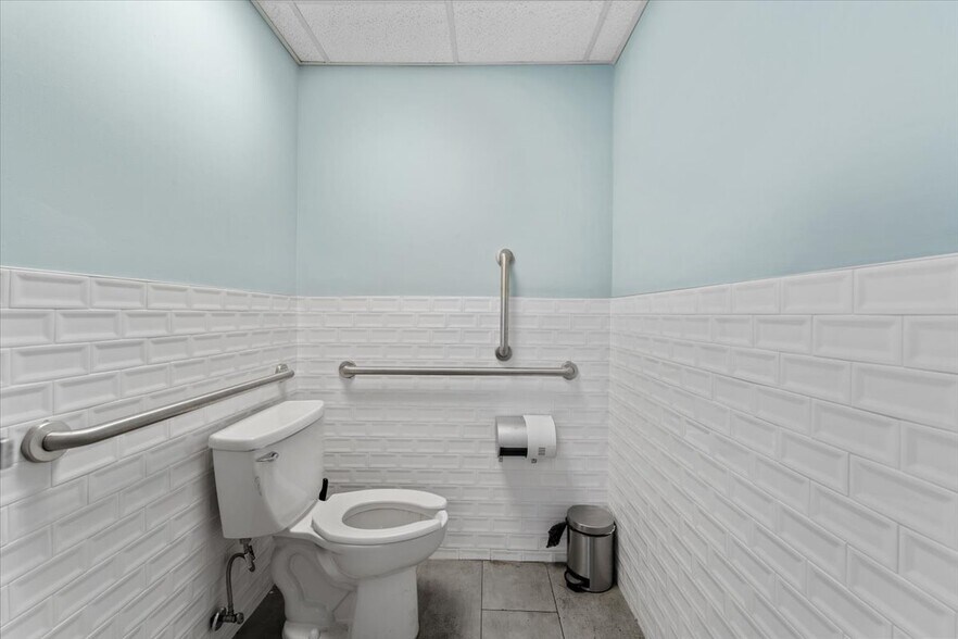 More Photos Of 100 US Highway 9, Manalapan Township Restaurant For Sale