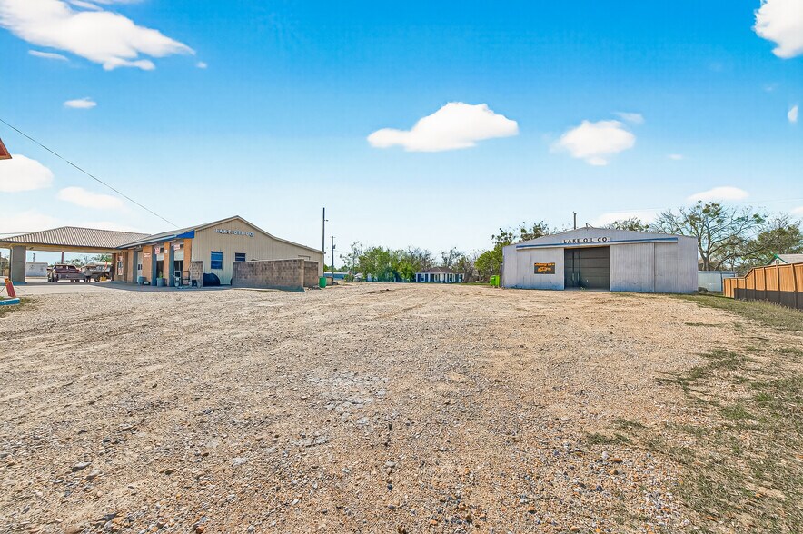 More Photos Of 917 E Main St, Eagle Lake Service Station For Sale