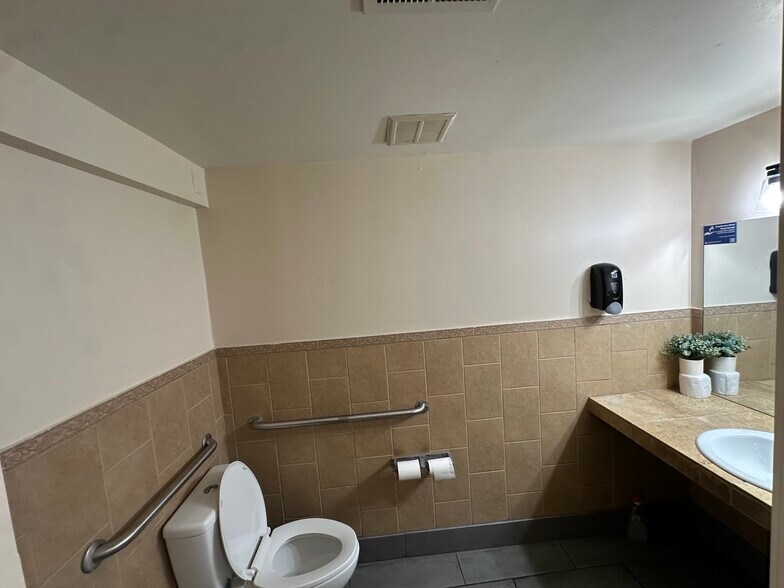 More Photos Of 1399 W Littleton Blvd, Littleton Restaurant For Sale