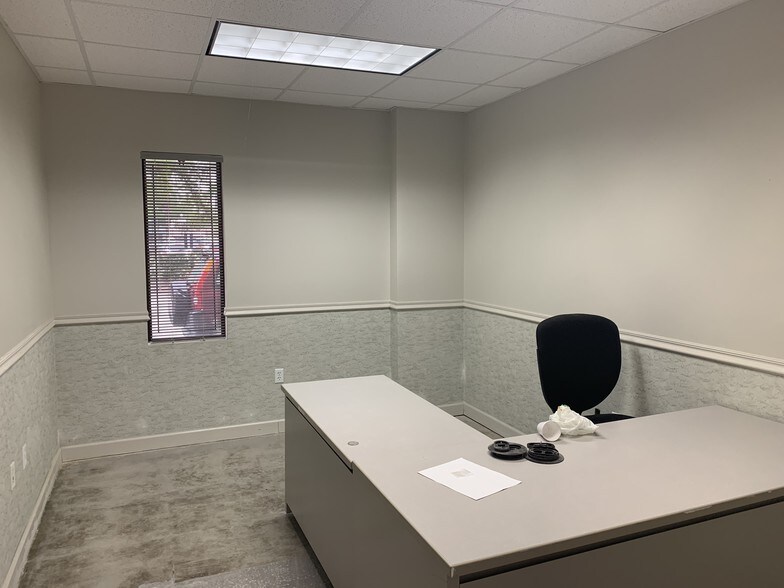 More Photos Of 2021 Tyler St, Hollywood Office For Lease