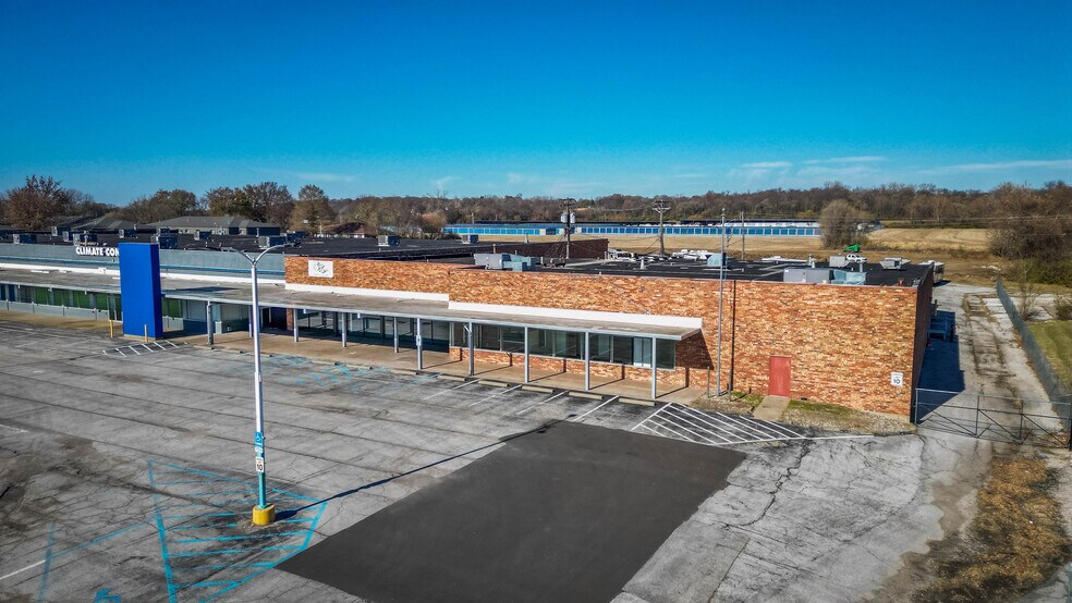 More Photos Of 1401 Vaughn Rd, Wood River Storefront For Lease