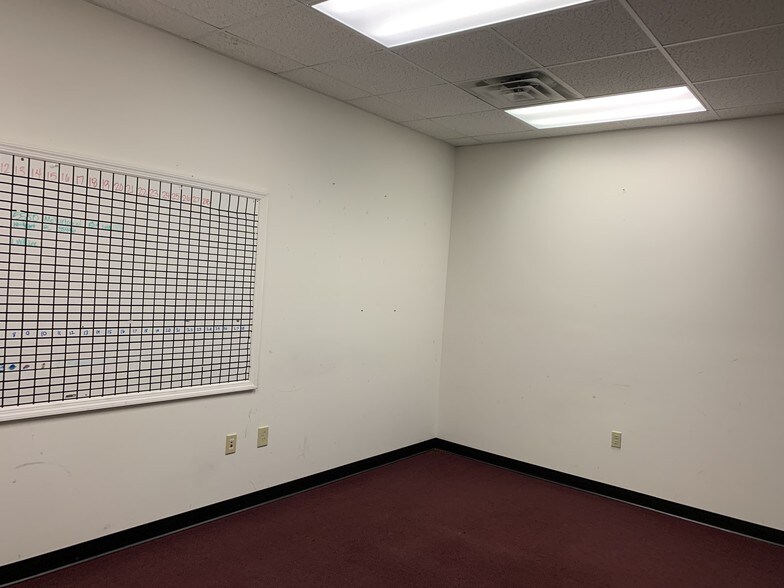 More Photos Of 5550 McFarland Blvd, Northport General Retail For Lease