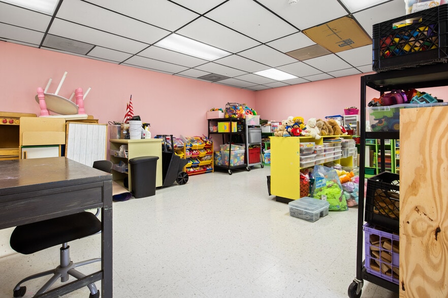 More Photos Of 1535 N Cogswell St, Rockledge Warehouse For Lease