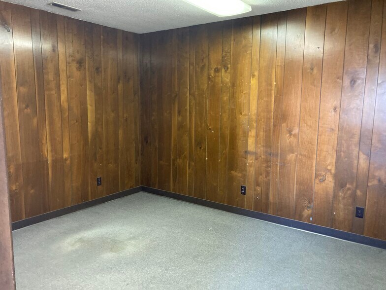 More Photos Of 2419 Sybrandt Rd, Traverse City Warehouse For Lease