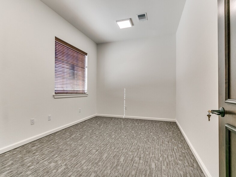 More Photos Of 13709 S Santa Fe Ave, Oklahoma City Office For Sale