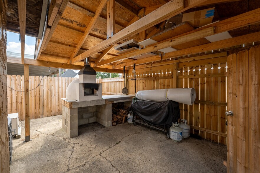 More Photos Of 518 N Harrison St, Alexandria General Retail For Sale