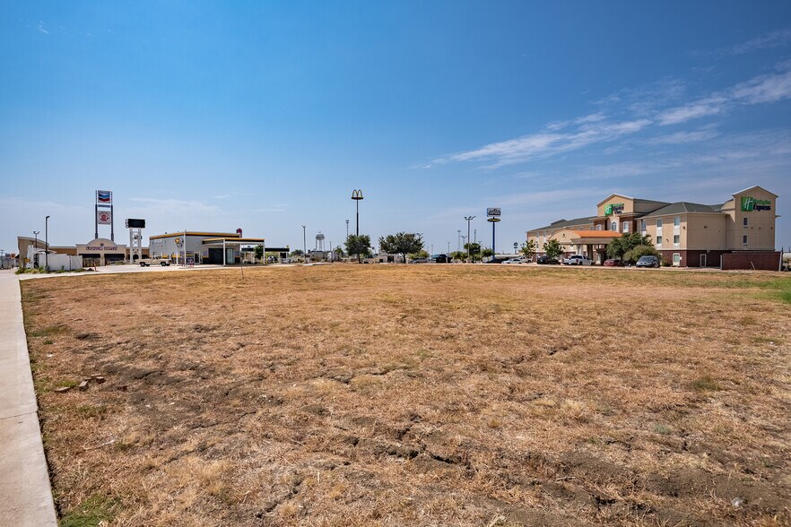More Photos Of 805 N Parkway Dr, Alvarado Land For Lease