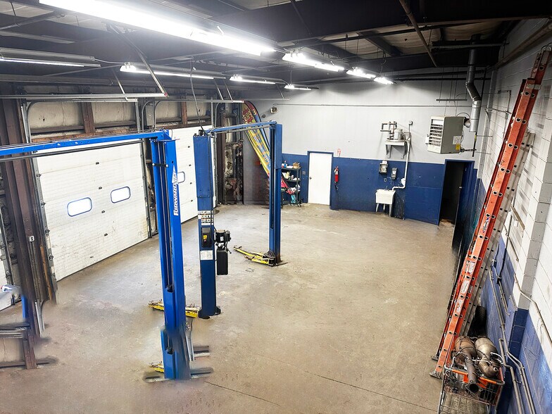 More Photos Of 92 Manchester St, Concord Auto Repair For Lease
