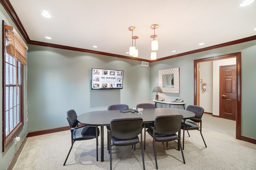 More Photos Of 830 E Franklin St, Centerville Medical For Sale