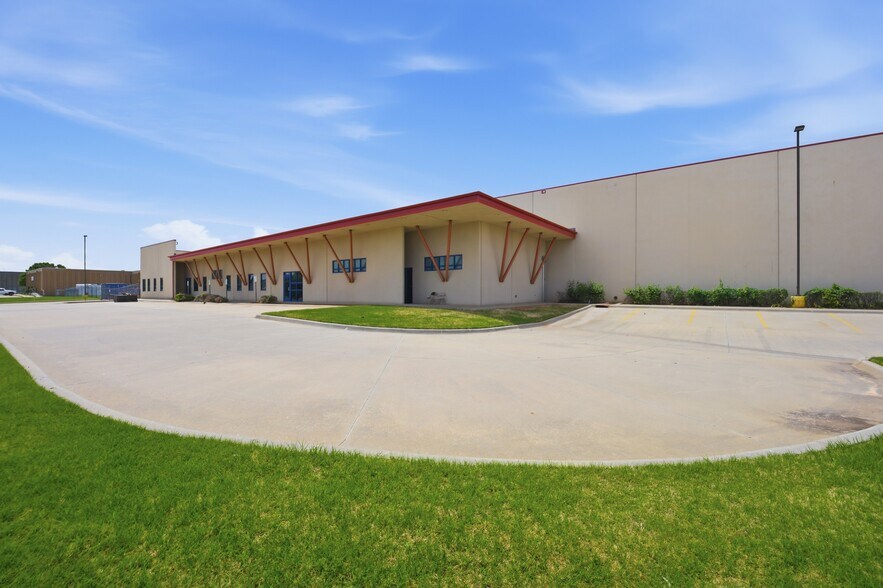 More Photos Of 3225 Melcat Dr, Oklahoma City Manufacturing For Sale