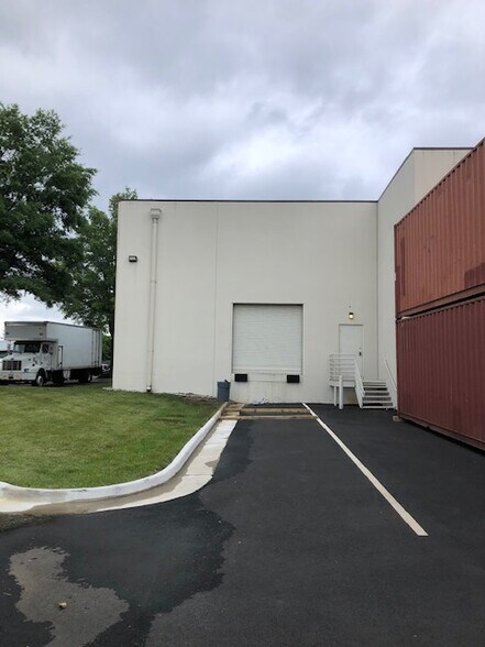 More Photos Of 22923 Quicksilver Dr, Sterling Warehouse For Lease