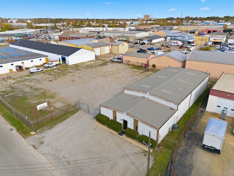 More Photos Of 4611 Pinewood Rd, Louisville Warehouse For Lease