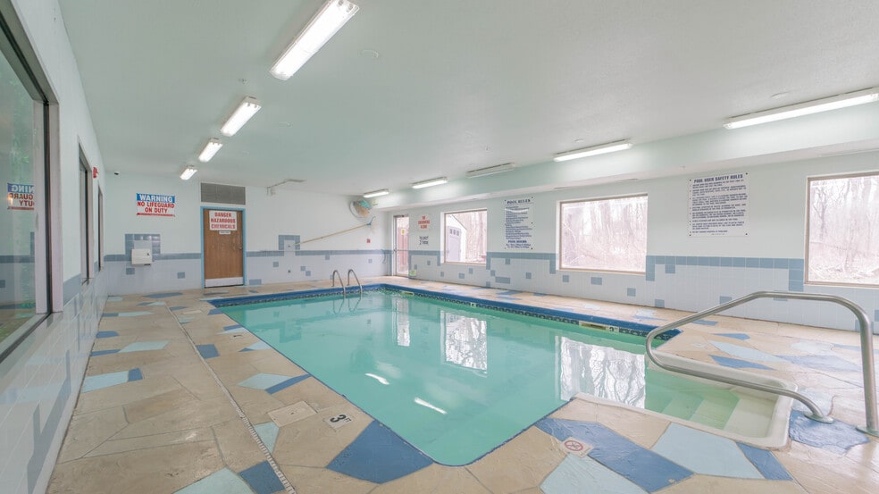 More Photos Of 3005 John Howell Dr, Valparaiso Hotel For Sale