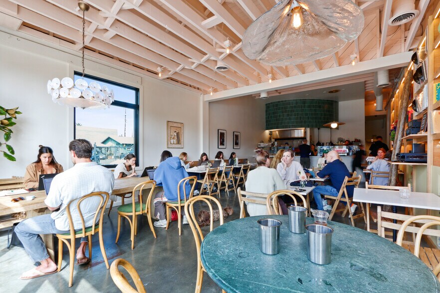 More Photos Of 1700-1702 Lincoln Blvd, Venice Storefront Retail Residential For Sale