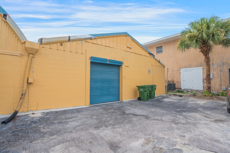More Photos Of 1350 Central Ave, Sarasota Warehouse For Lease