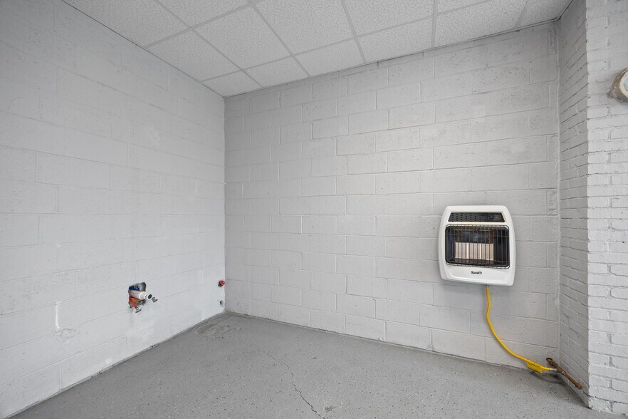 More Photos Of 215 Burlington Ave, Gibsonville Flex For Sale