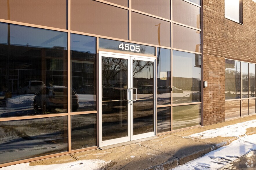 More Photos Of 4505 Boul Métropolitain E, Montréal Office For Sale